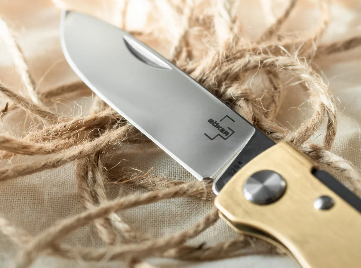 Nóż Składany Böker Plus Atlas Brass z Ostrzem Drop Point i Blokadą Slipjoint — zdjęcie 3