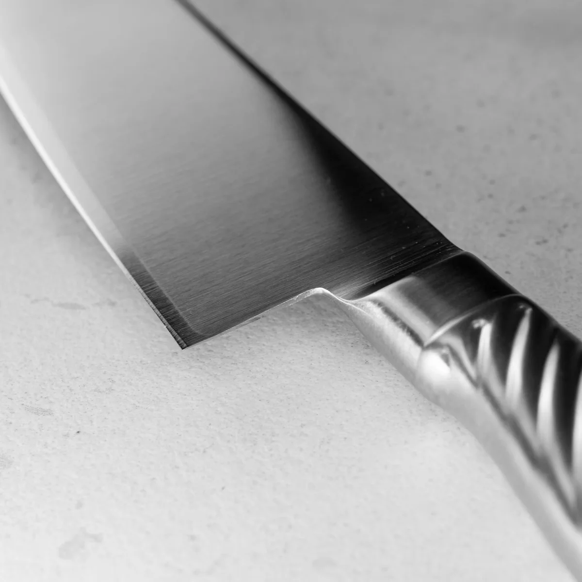 Tojiro Pro Western Santoku 17 cm – Nóż Kuchenny z Rdzeniem ze Stali VG-10 — zdjęcie 4