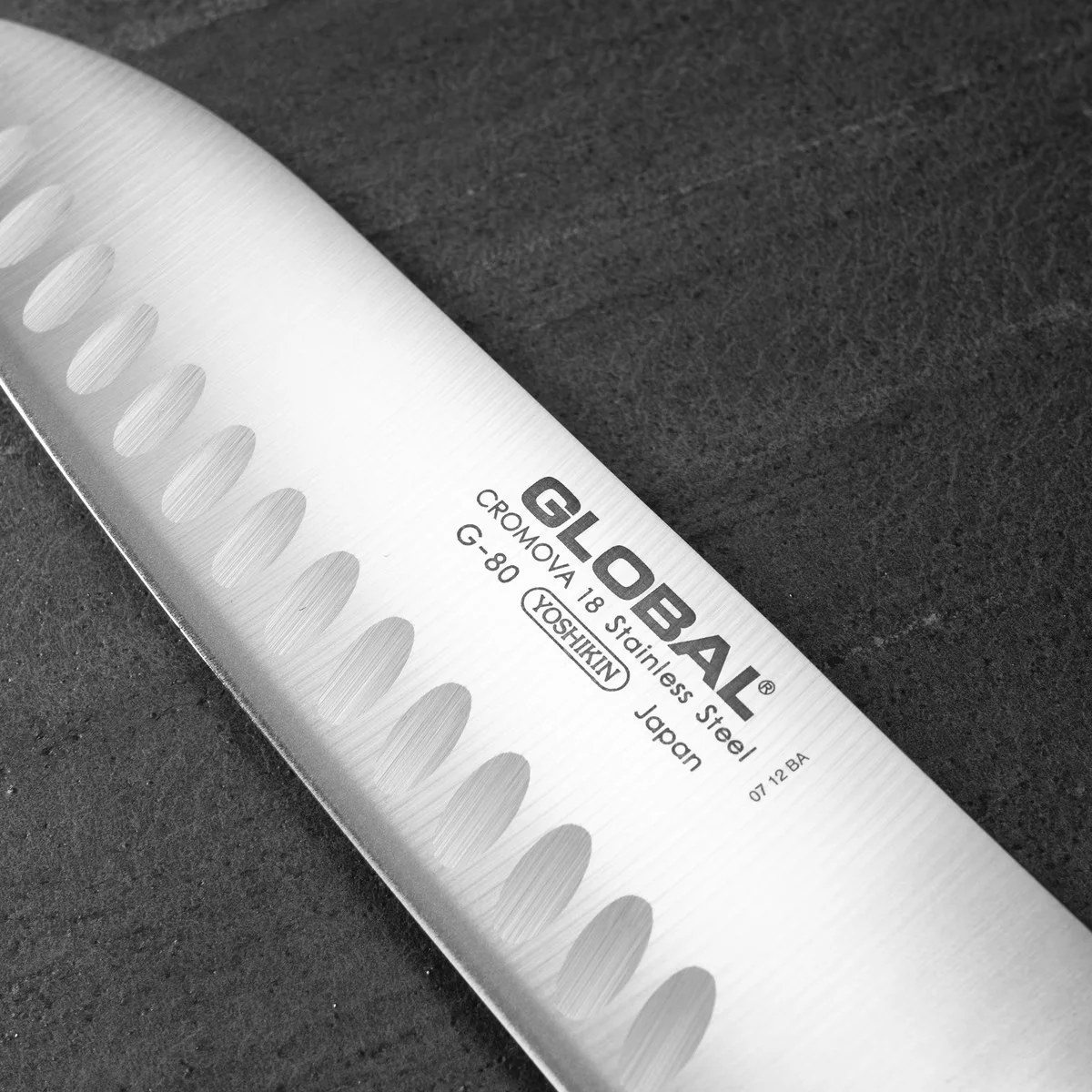 Global Nóż Santoku Żłobiony 18 cm G-80 — zdjęcie 4