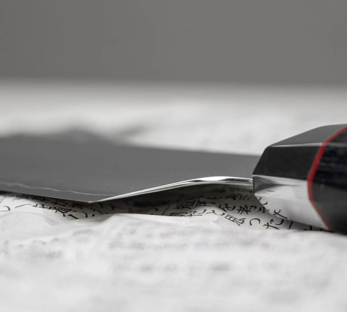 Mcusta Zanmai Revolution Nóż Santoku 15 cm ze stali SPG2 — zdjęcie 8