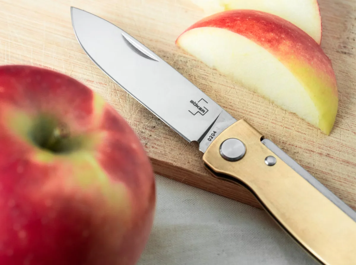 Nóż Składany Böker Plus Atlas Brass z Ostrzem Drop Point i Blokadą Slipjoint — zdjęcie 4