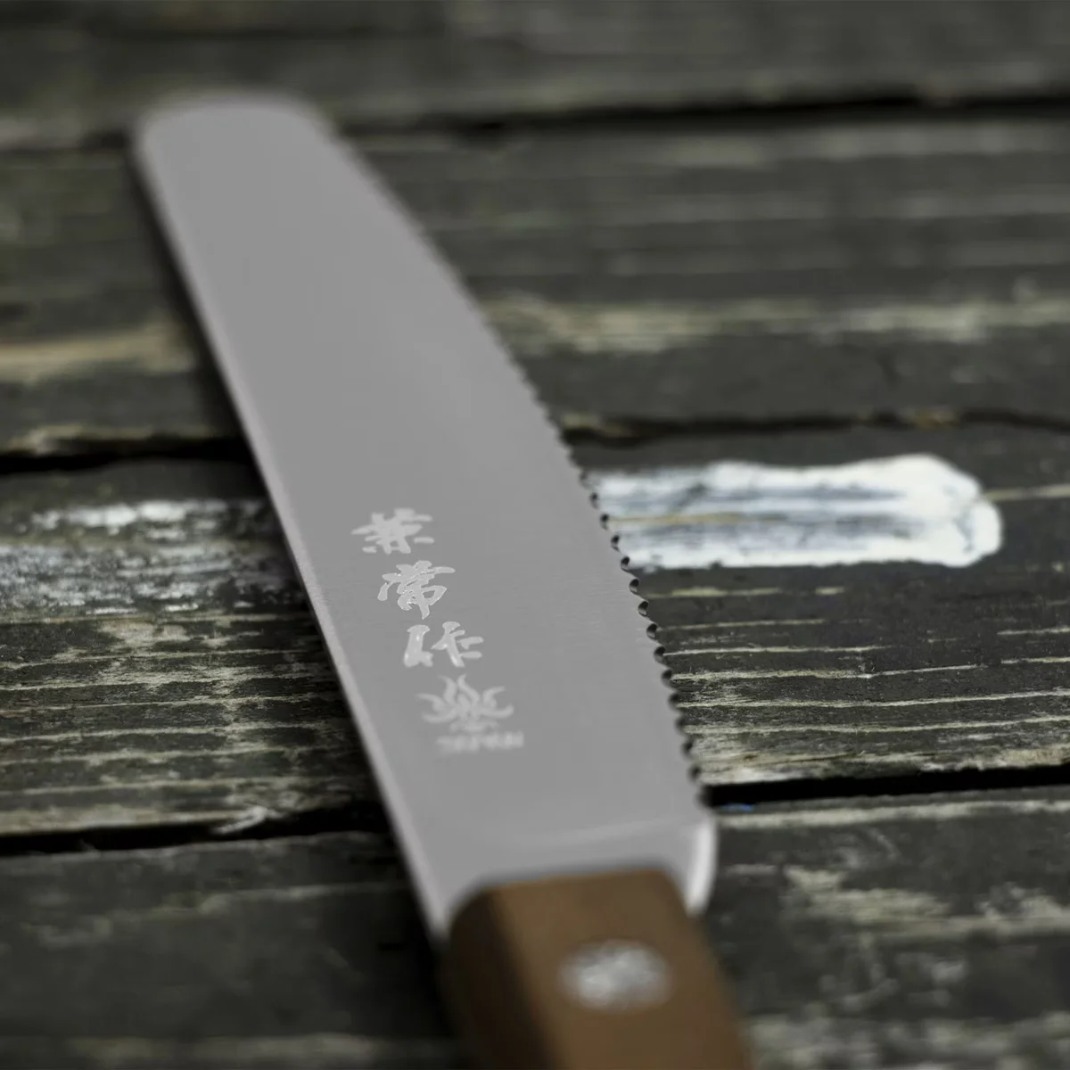 Kanetsune Seki AUS-8 Nóż kuchenny uniwersalny ząbkowany 11 cm — zdjęcie 3