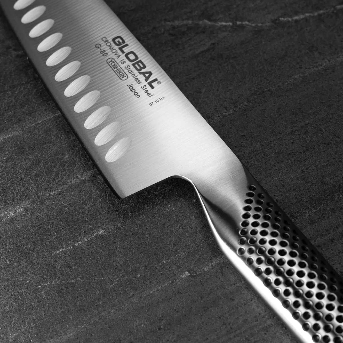 Global Nóż Santoku Żłobiony 18 cm G-80 — zdjęcie 3