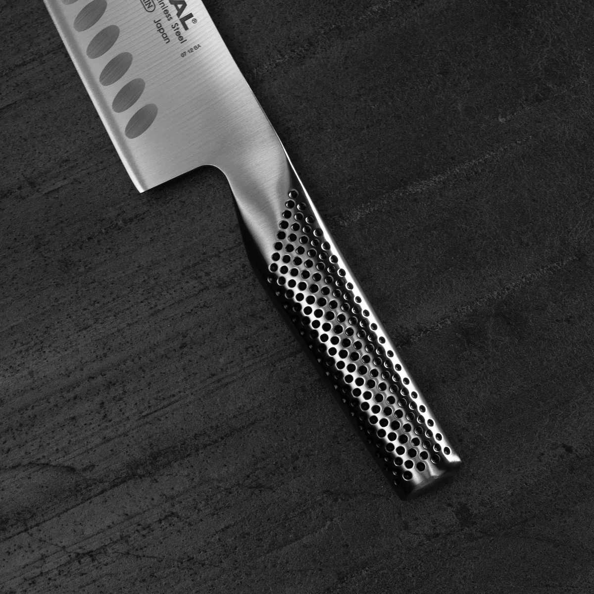 Global Nóż Santoku Żłobiony 18 cm G-80 — zdjęcie 6