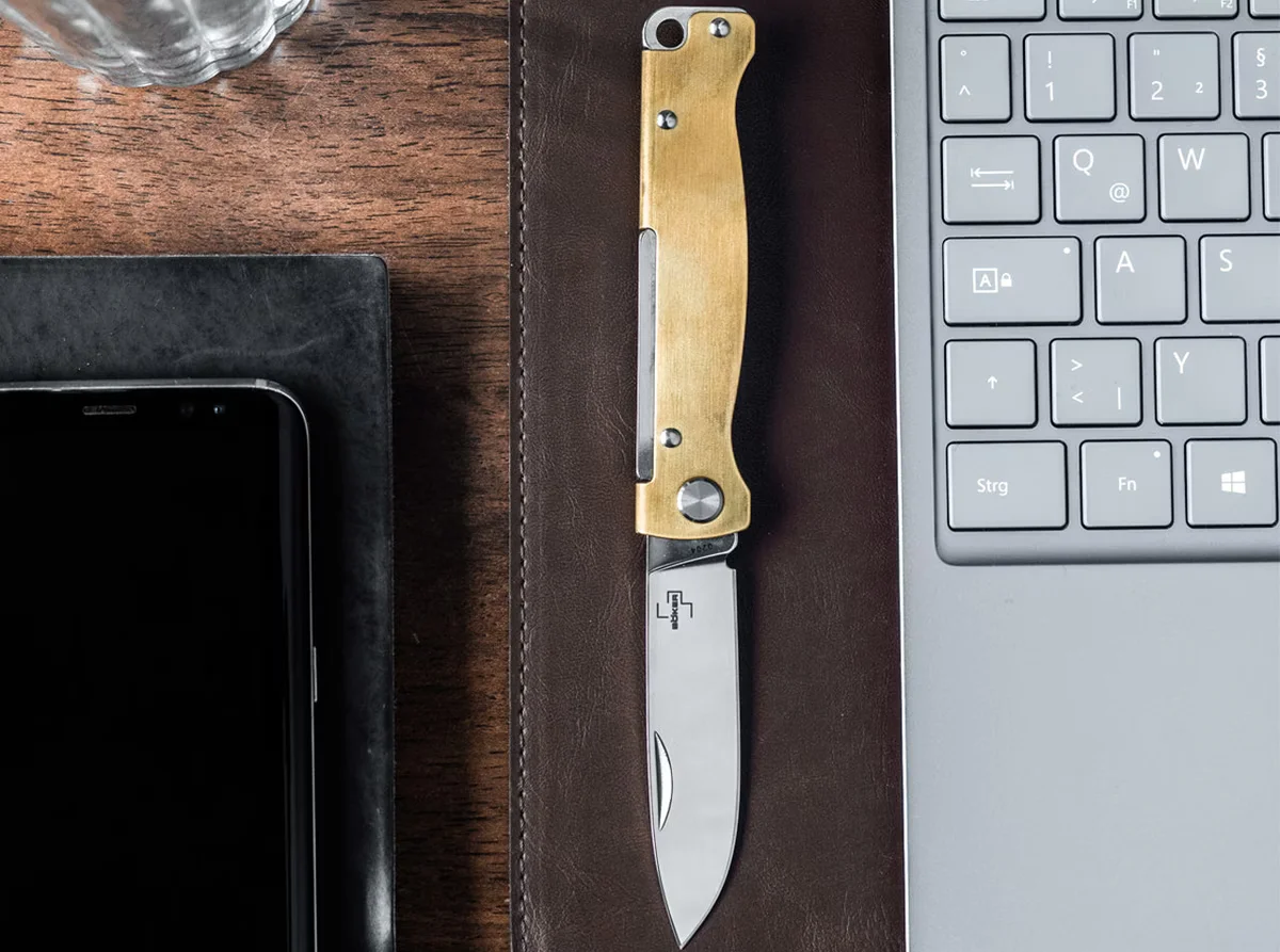 Nóż Składany Böker Plus Atlas Brass z Ostrzem Drop Point i Blokadą Slipjoint — zdjęcie 5