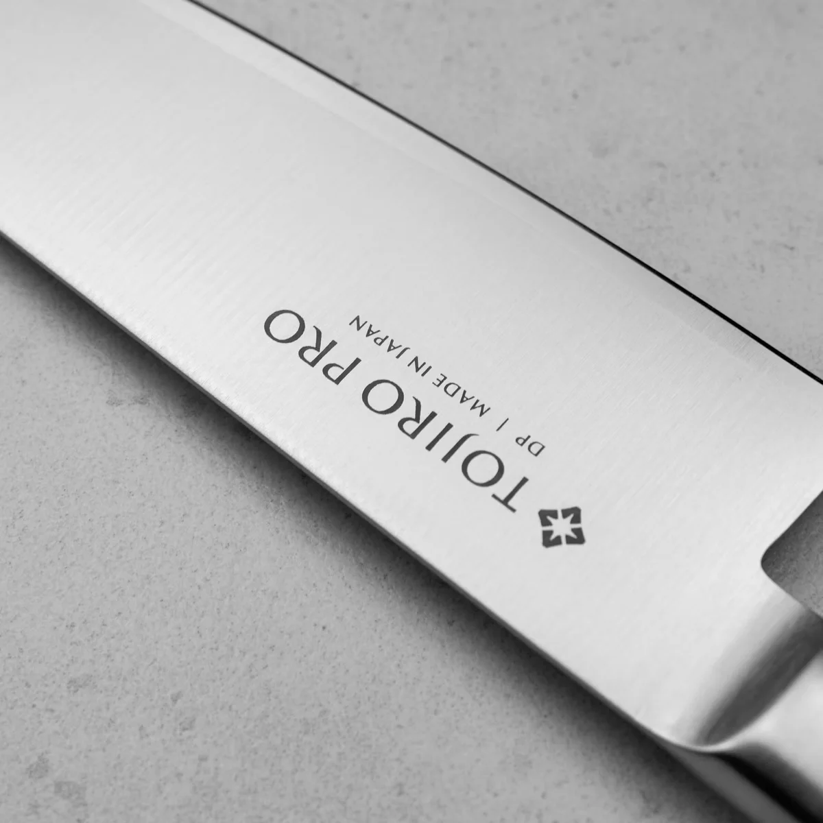 Tojiro Pro Western Santoku 17 cm – Nóż Kuchenny z Rdzeniem ze Stali VG-10 — zdjęcie 3