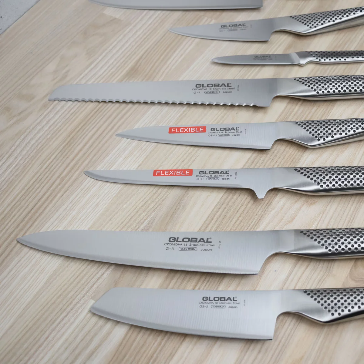 Global Zestaw 10 noży i ceramicznego musaka w eleganckim bloku w kropki, 11-częściowy — zdjęcie 10